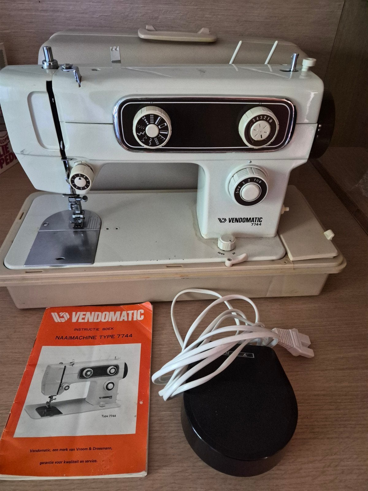 Vendomatic Naaimachine Type 7744 met instructieboek, Ophalen, Gebruikt, Naaimachine, Overige merken