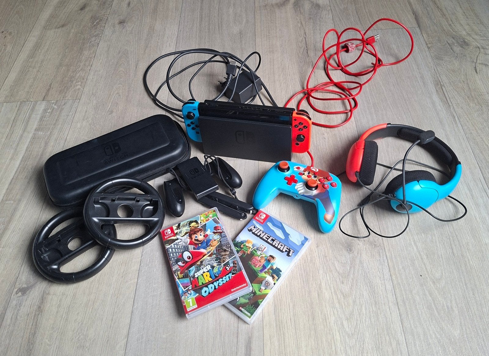 Nintendo Switch V2 met accessoires en 2 games, Spelcomputers en Games, Ophalen of Verzenden, Switch Original, Met 3 controllers of meer