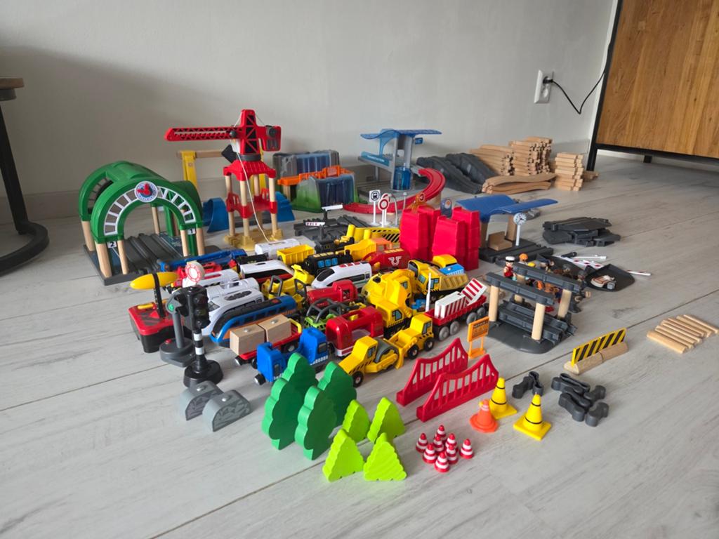 Grote houten treinbaan met veel accessoires en rails, Ophalen, Gebruikt, Afstandsbediening
