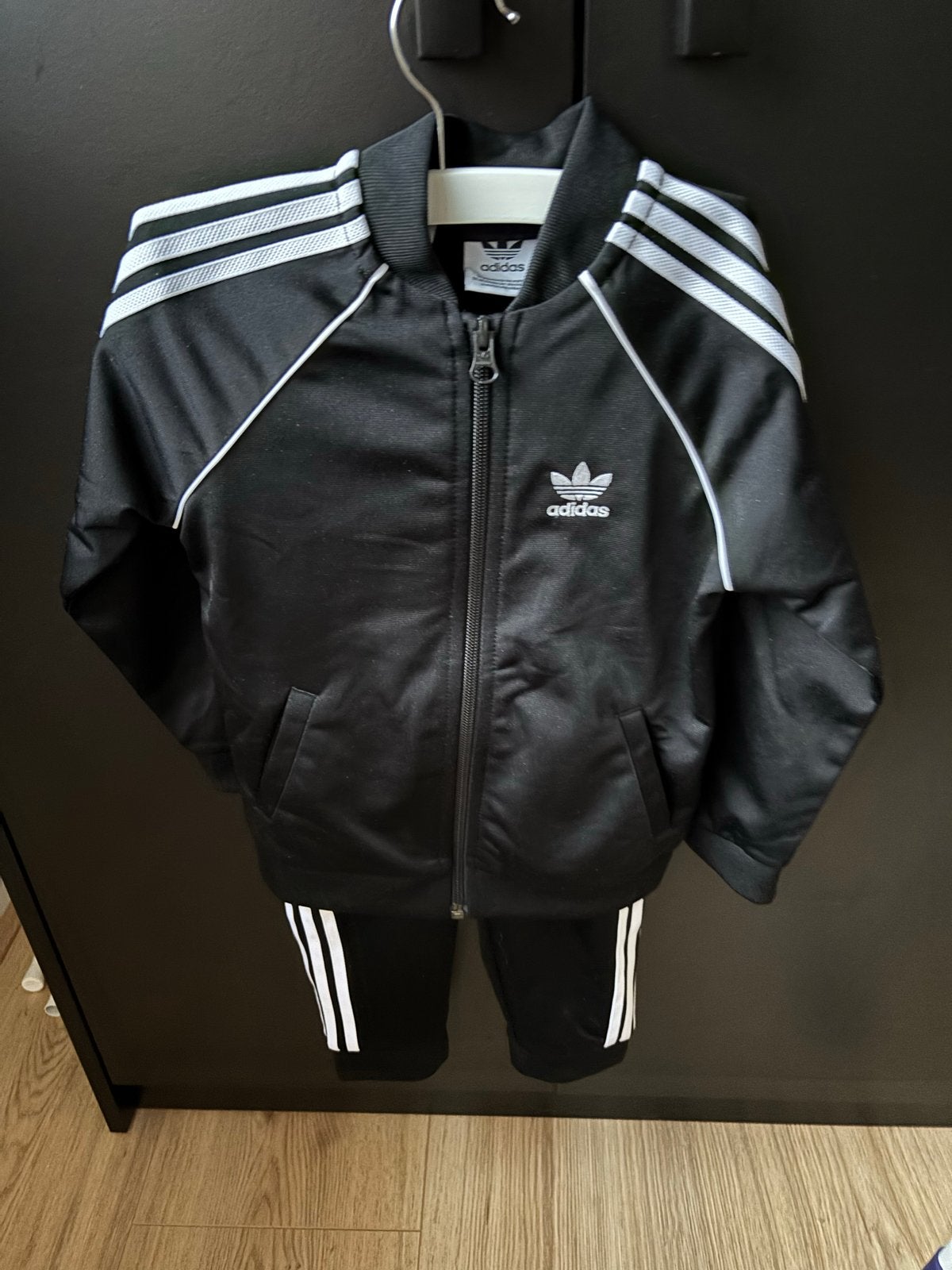 Adidas trainingspak maat 98 - Zwart met witte strepen, Kinderen en Baby's, Kinderkleding | Maat 98, Ophalen of Verzenden, Zo goed als nieuw