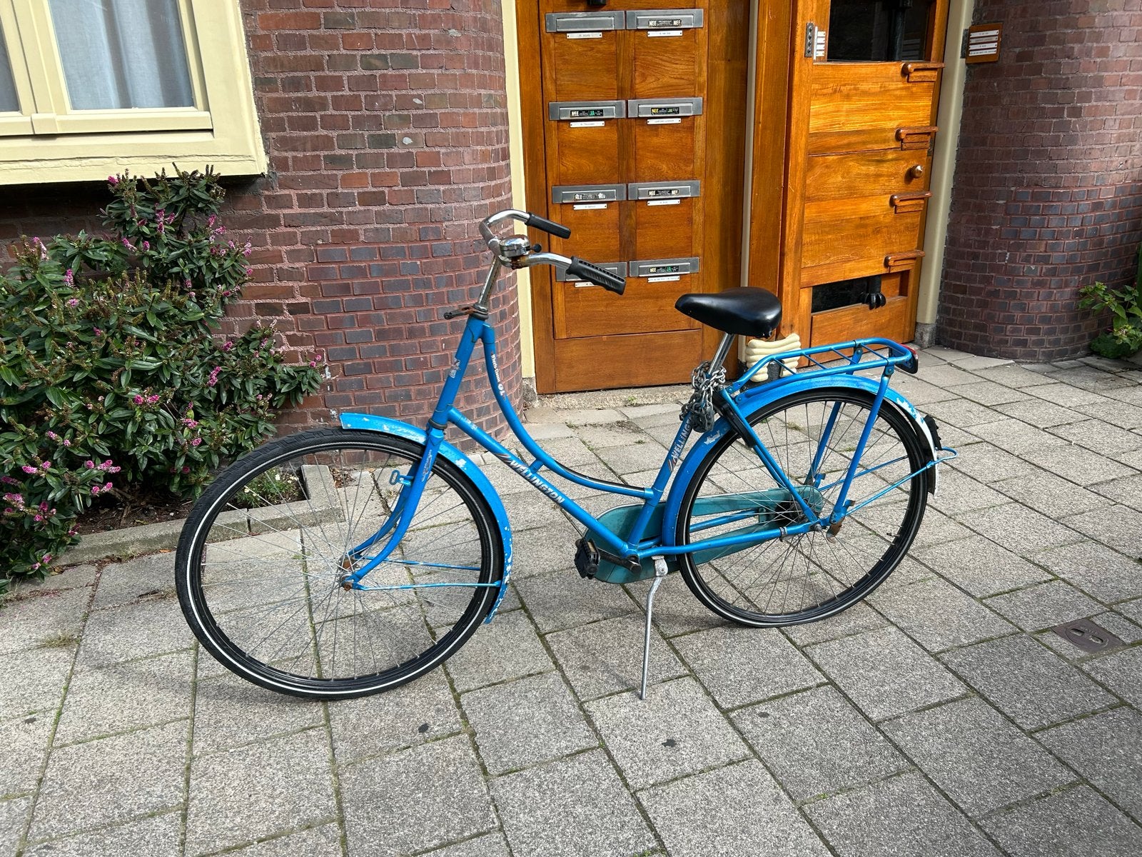 Blauwe omafiets met lekke achterband, Terugtraprem, Gebruikt, 56 cm of meer, Ophalen