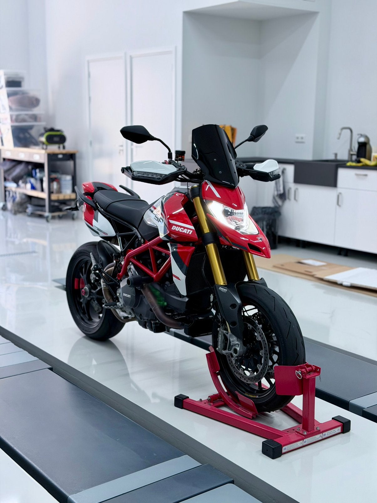 Ducati Hypermotard 950 SP | SC Project | Evotech | BTW, 2 cilinders, Motorrijbewijs A, LED Verlichting, Meer dan 35 kW