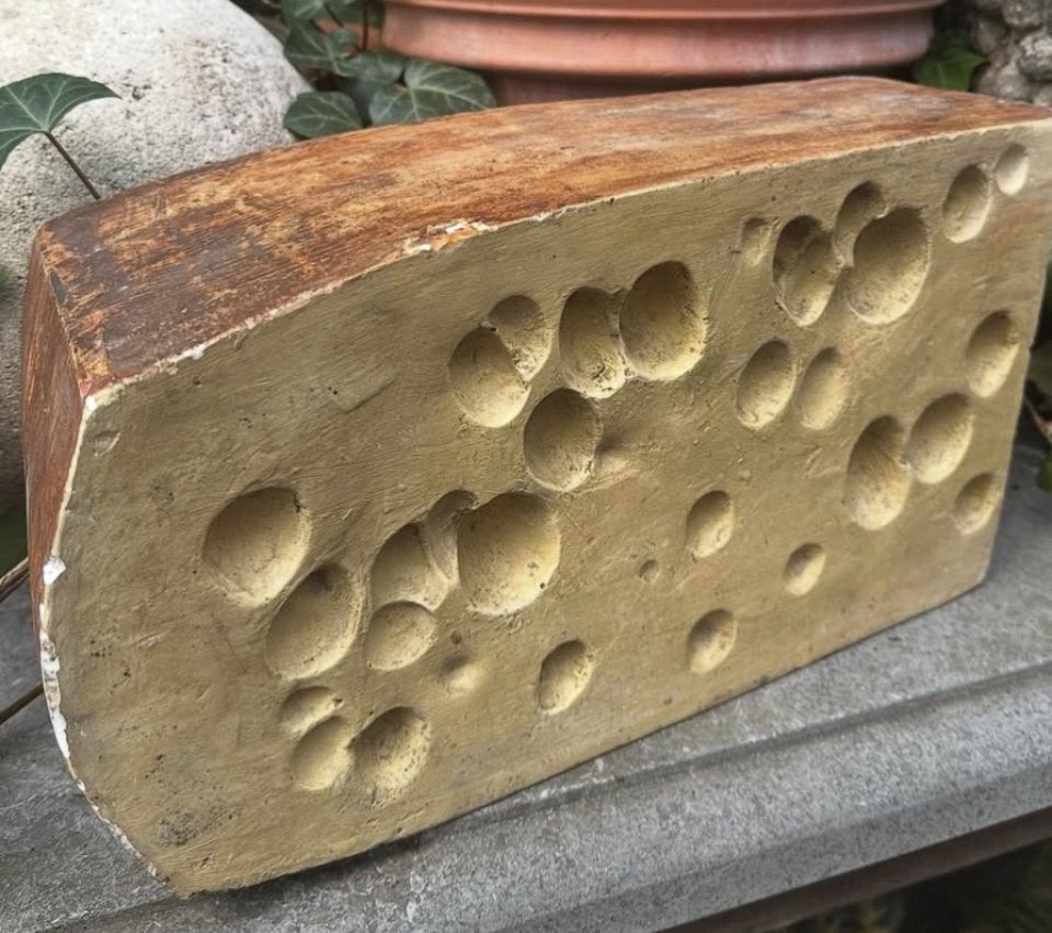 Oude grote stenen etalage kaas, Ophalen