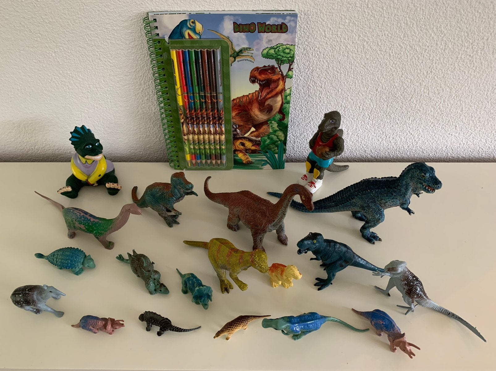 19 dinosaurussen + dino kleurboekje en stickers., Ophalen of Verzenden, Zo goed als nieuw