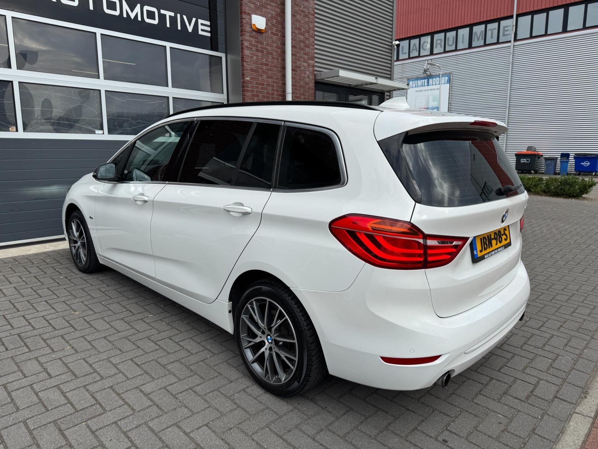 BMW 2-serie Gran Tourer 220i 7p. High Executive LED HUD Navi, Auto's, Gebruikt, 2-Serie Gran Tourer, 7 stoelen, Wit