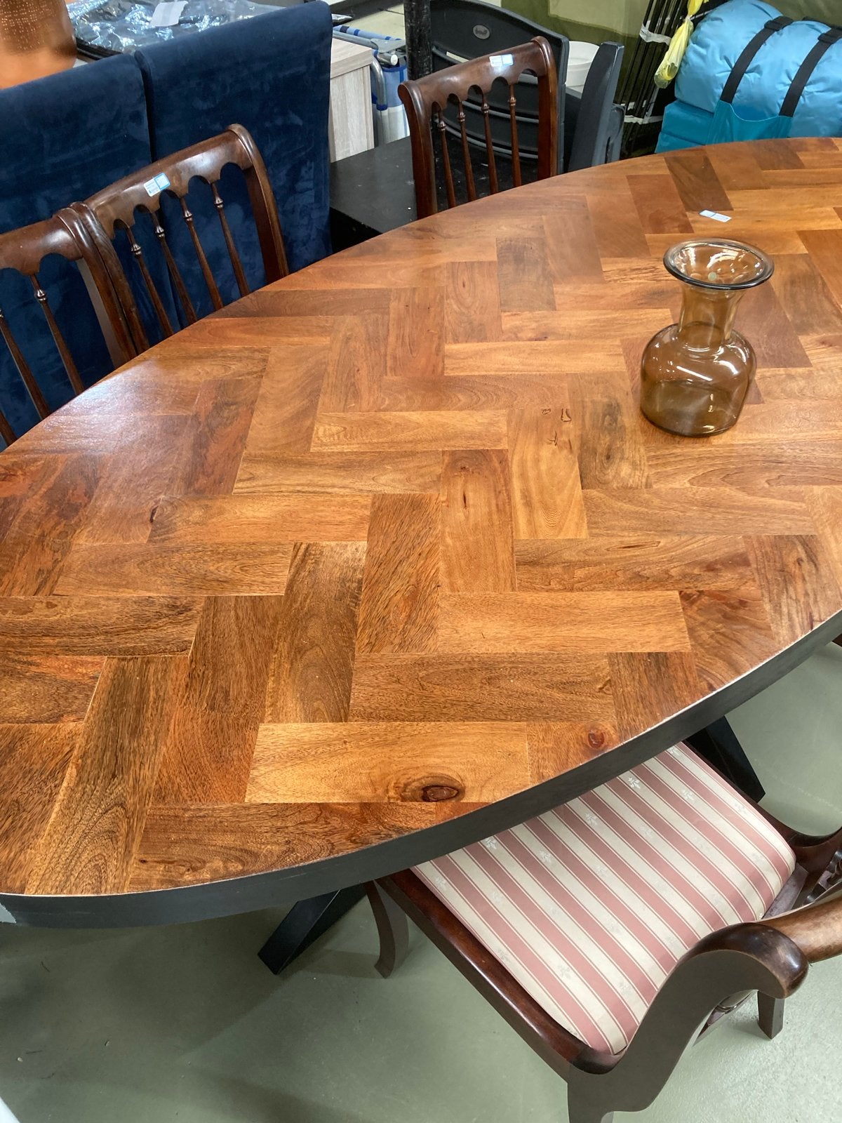 Ovale mango  eettafel met visgraatpatroon en metalen poot, Overige houtsoorten, Gebruikt, 50 tot 100 cm, Ikea