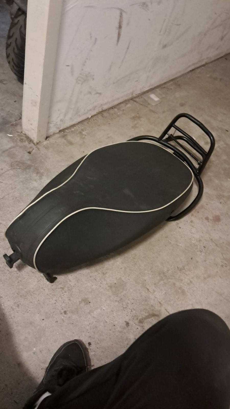 Zadel en rekje voor scooter/brommer, Fietsen en Brommers, Ophalen, Gebruikt, Zadel, Vespa