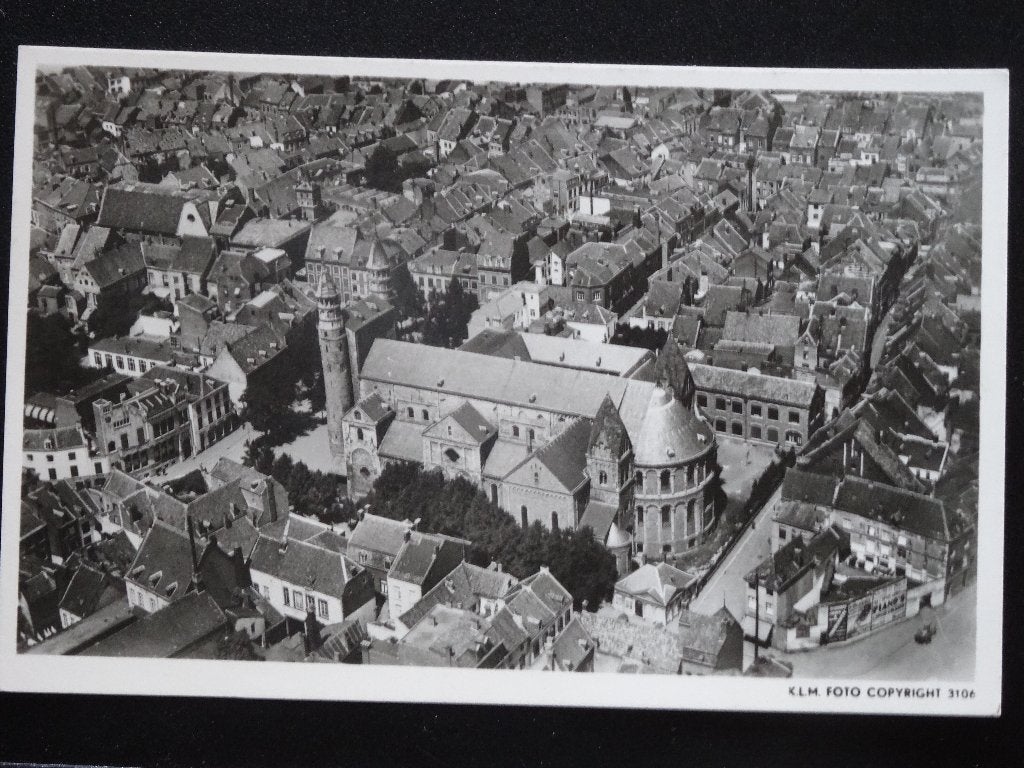 MAASTRICHT   KLM Luchtfoto, Verzamelen, Ansichtkaarten | Nederland, Verzenden, 1940 tot 1960, Ongelopen, Limburg