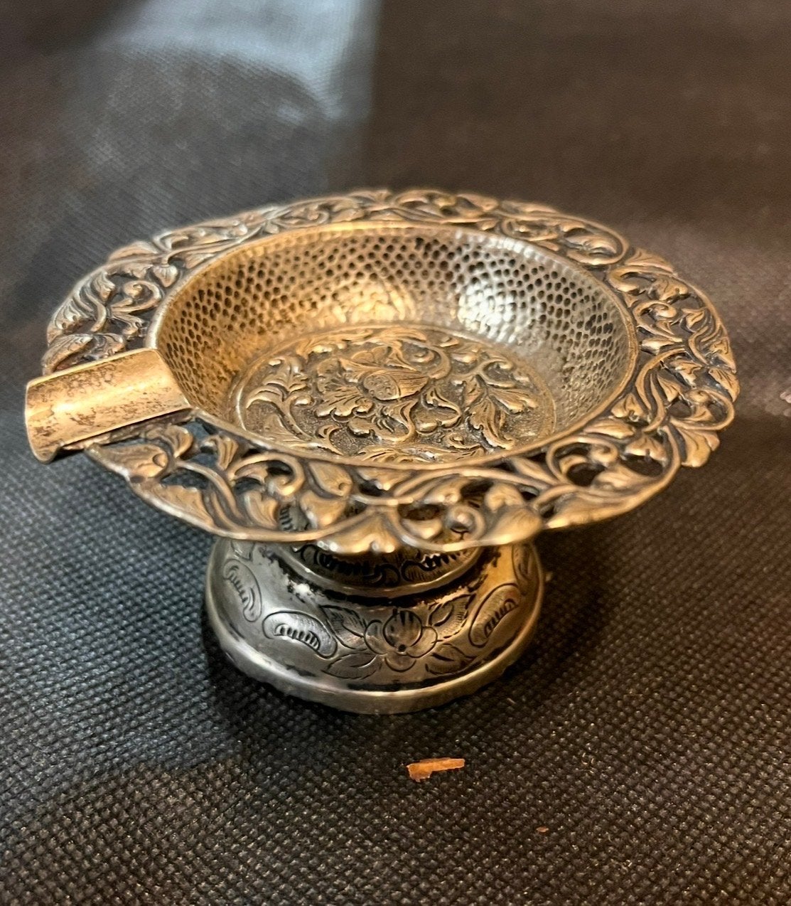 Antiek Zilveren Asbakje op Voet - Gedetailleerd Design, Antiek en Kunst, Ophalen of Verzenden, Zilver