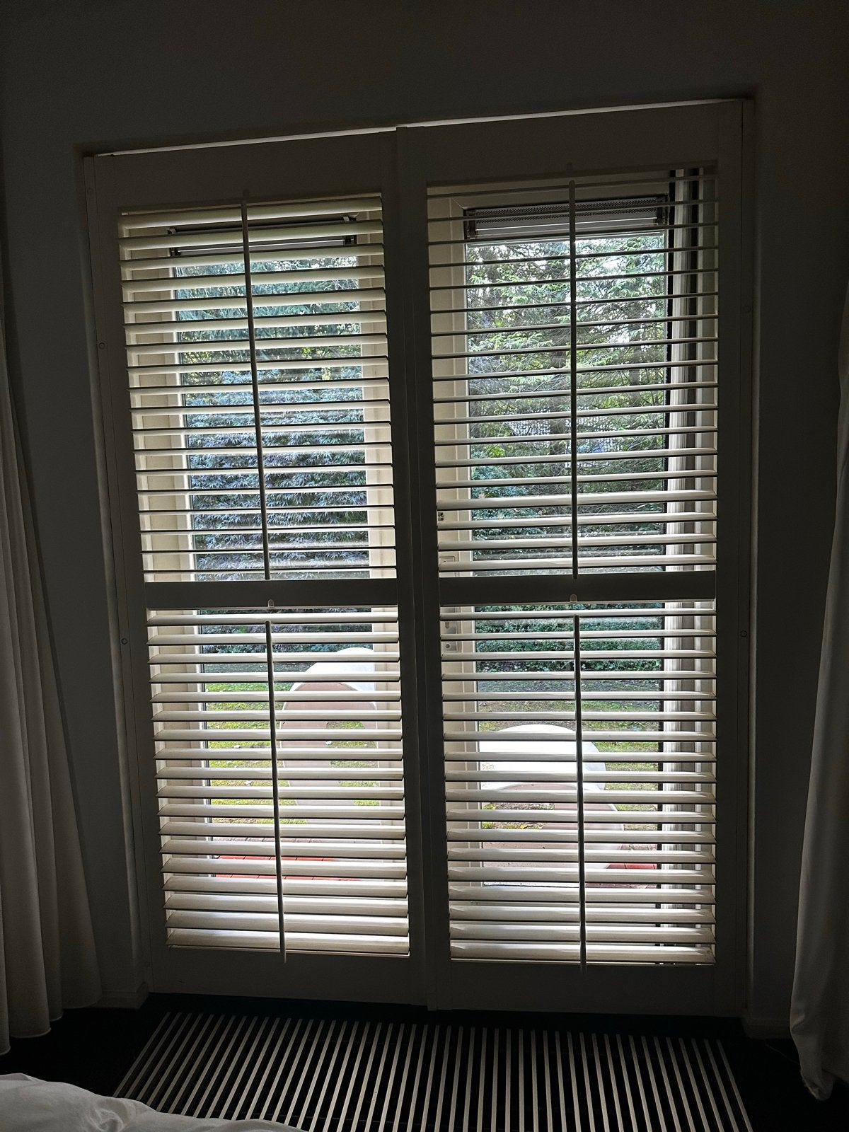 Witte houten shutters met verstelbare lamellen (2 stuks), Gebruikt, Wit, Hout, Ophalen of Verzenden