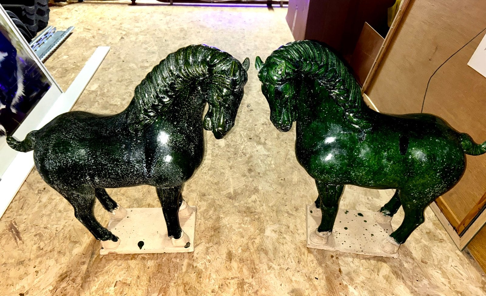Set van 2 Groene Paarden Beelden - Decoratief, Antiek en Kunst, Kunst | Beelden en Houtsnijwerken, Ophalen, 20 - 50 cm, Overige materialen