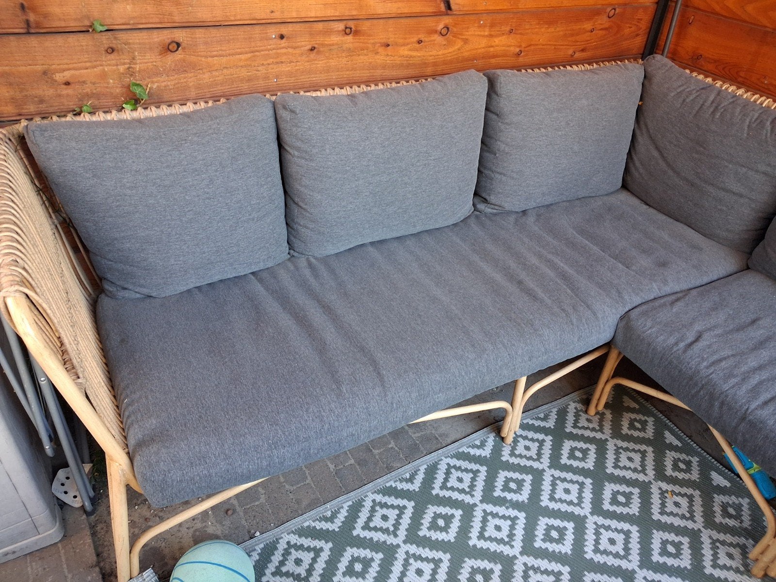 Rotan hoekbank met grijze kussens en houten salontafel, Ophalen, Gebruikt, 100 tot 125 cm, 150 tot 200 cm