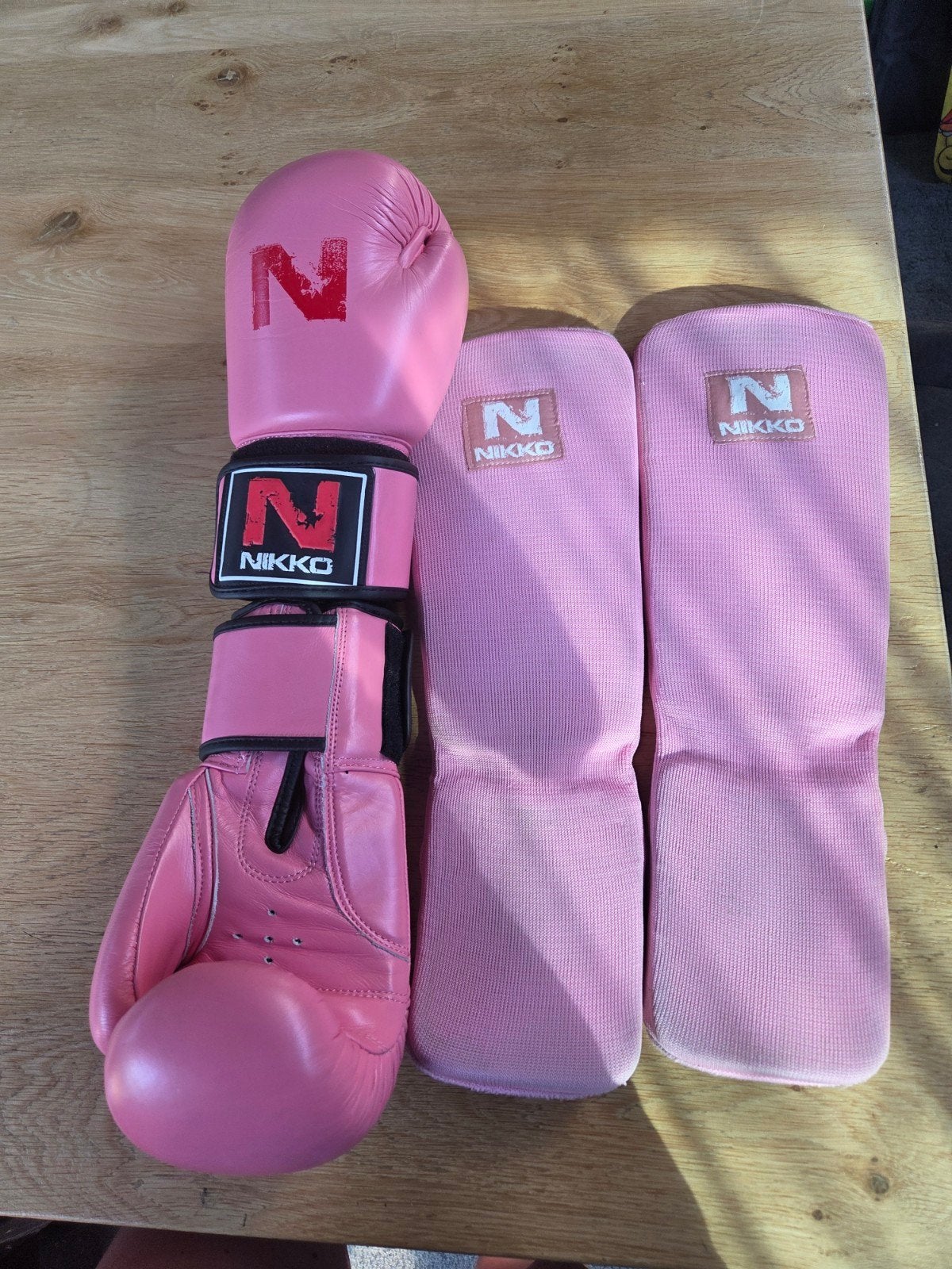 Roze Nikko bokshandschoenen en scheenbeschermers (8-OZ, S), Ophalen of Verzenden