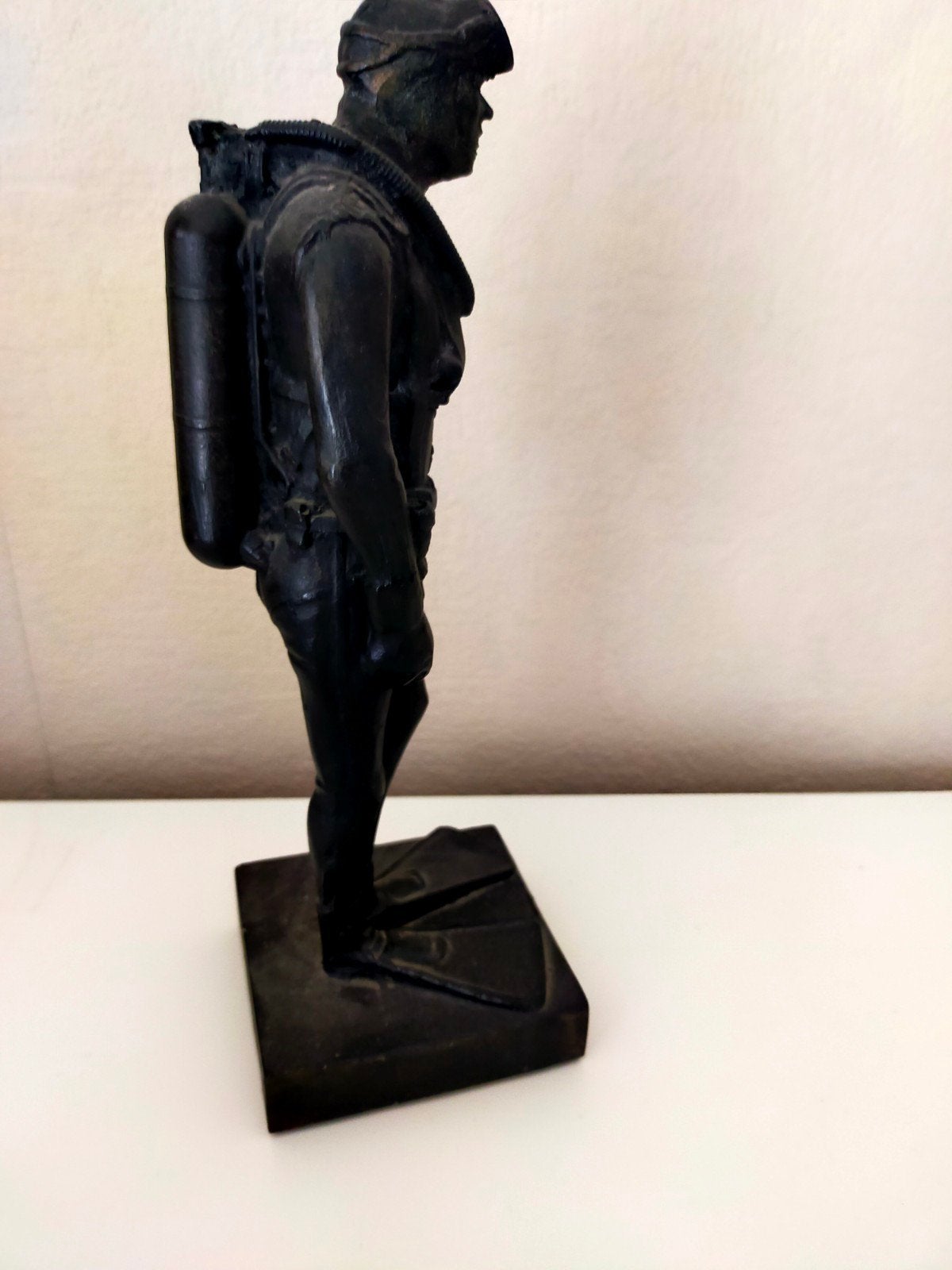 Vintage brandweerduiker beeldje - ca. 25 cm hoog, Ophalen of Verzenden, Gepatineerd, Beeld, Man