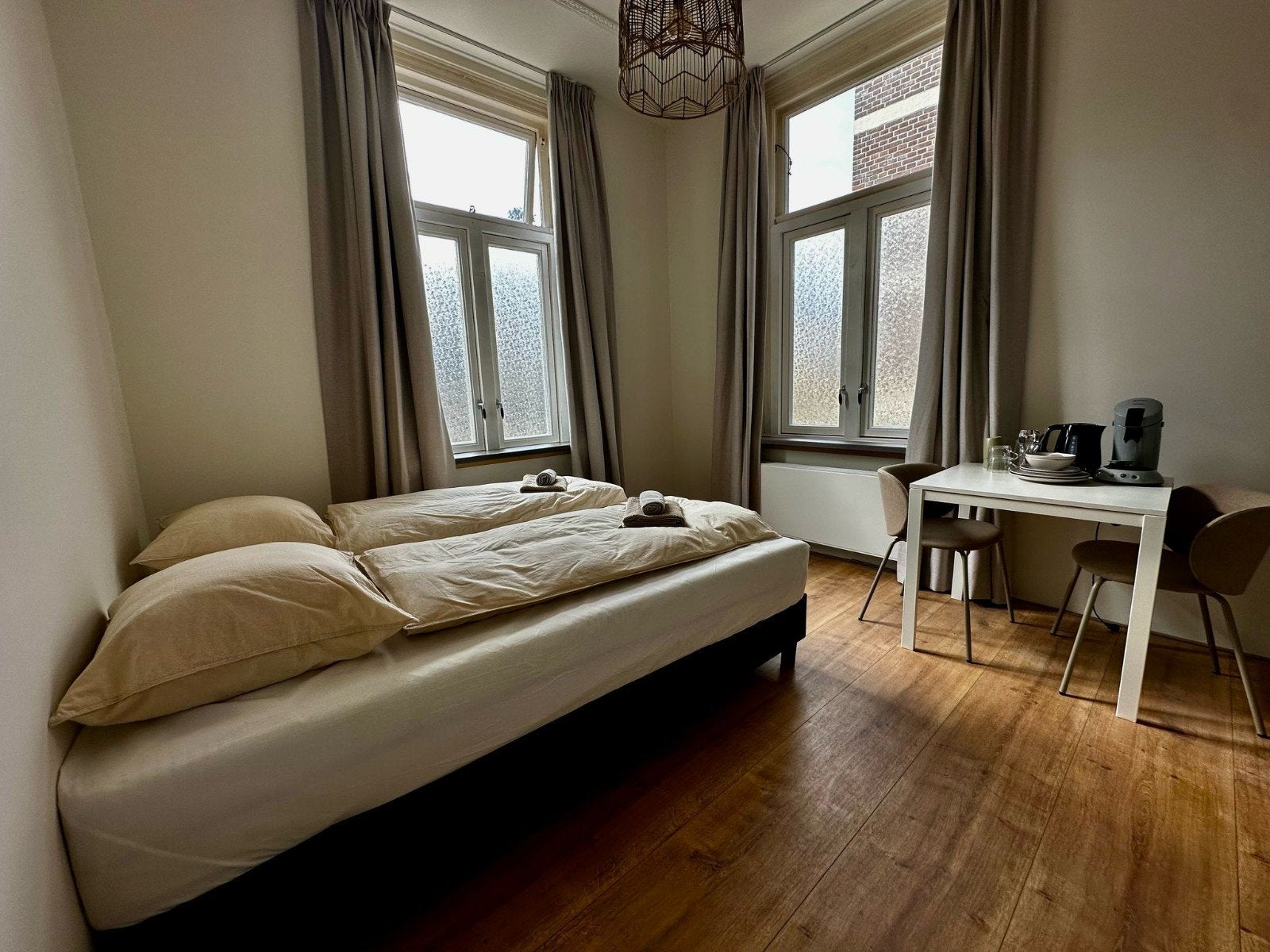 Comfortabel eenpersoonsbed met eettafel, Huizen en Kamers, Kamers te huur