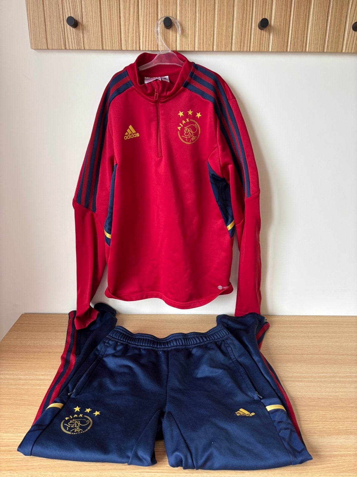 Adidas Ajax Trainingspak Rood/Blauw - Maat 152 (12Y), Ophalen of Verzenden, Gebruikt, Jongen of Meisje, Sport- of Zwemkleding