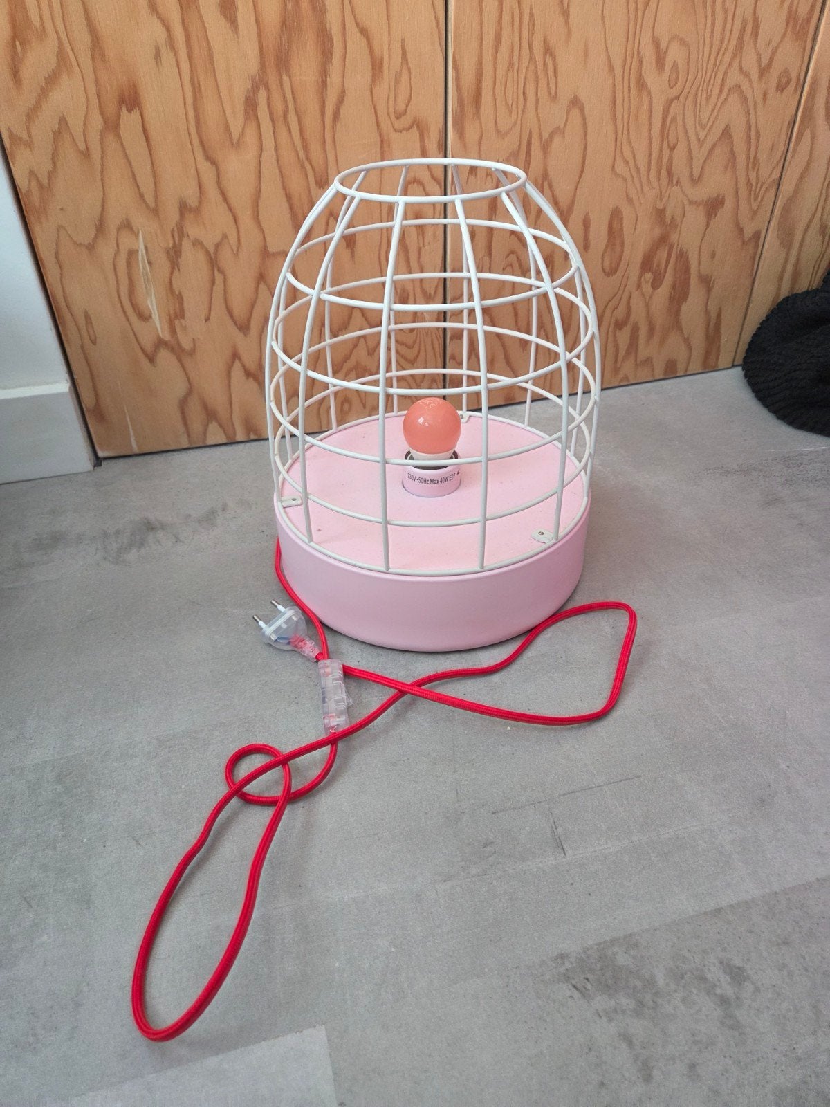 Roze tafellamp met wit draadframe en rode kabel, Ophalen of Verzenden
