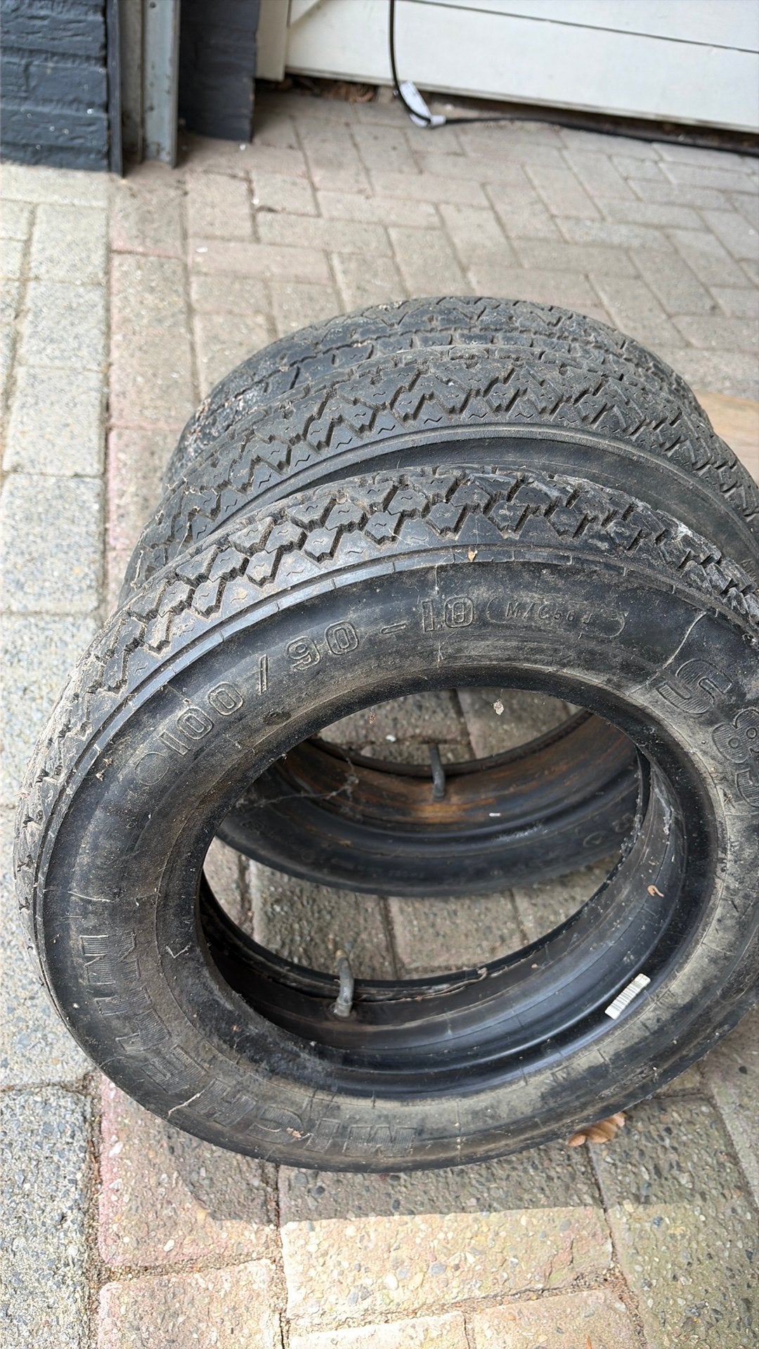 Piaggio Ape Set van 3 banden 15 euro totaal, Ophalen, Gebruikt, Overige typen
