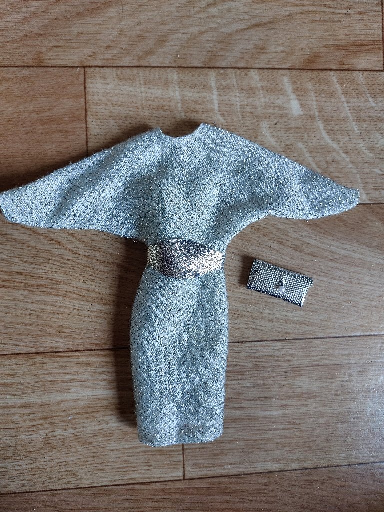 Barbie Fashion Play 1983 jurk met riem en tasje, Verzamelen, Ophalen of Verzenden, Gebruikt, Kleertjes