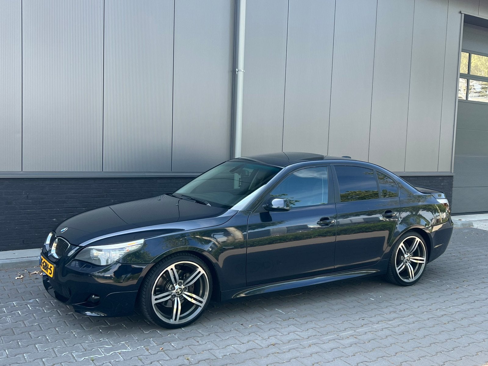BMW 5-SERIE 530d LCI 2008 | M-Pakket | Schuifdak / Aut., Automaat, 2993 cc, 2000 kg, Zwart