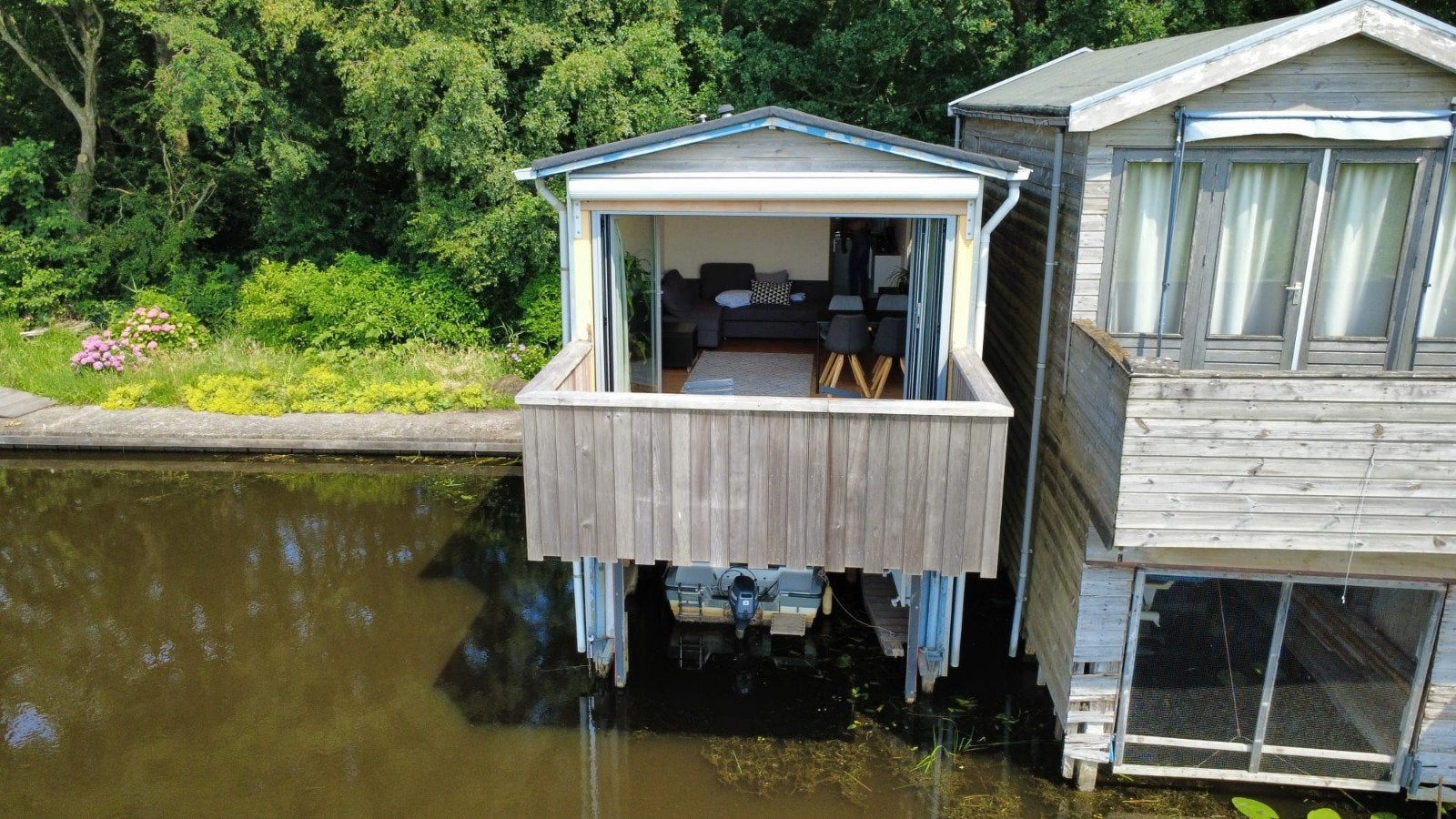 Te huur Boothuis gelegen aan het Zuidlaardermeer