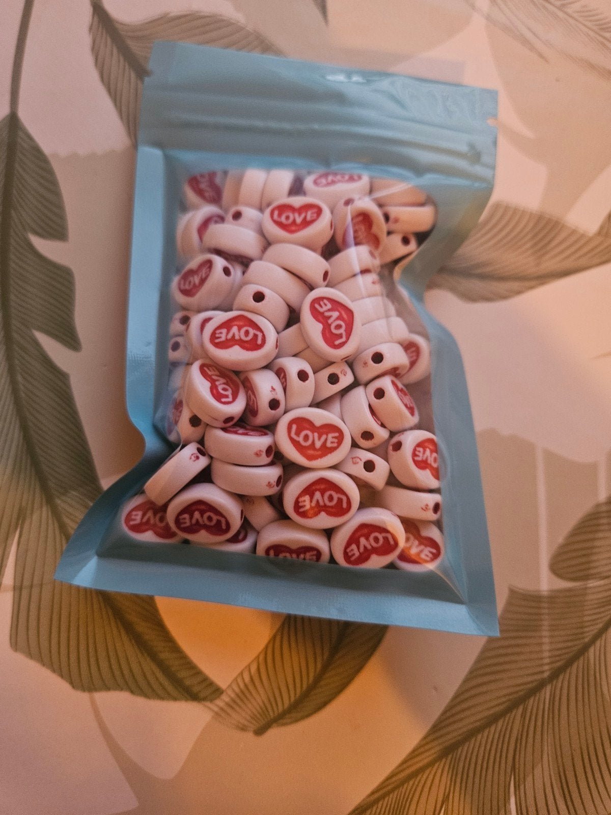 Witte kralen met rode 'LOVE' opdruk - zgan €5,00, Ophalen of Verzenden, Nieuw, Kraal