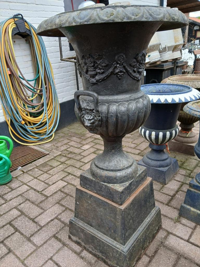 Gietijzeren vaas op sokkel baardman, Tuin en Terras, Ophalen