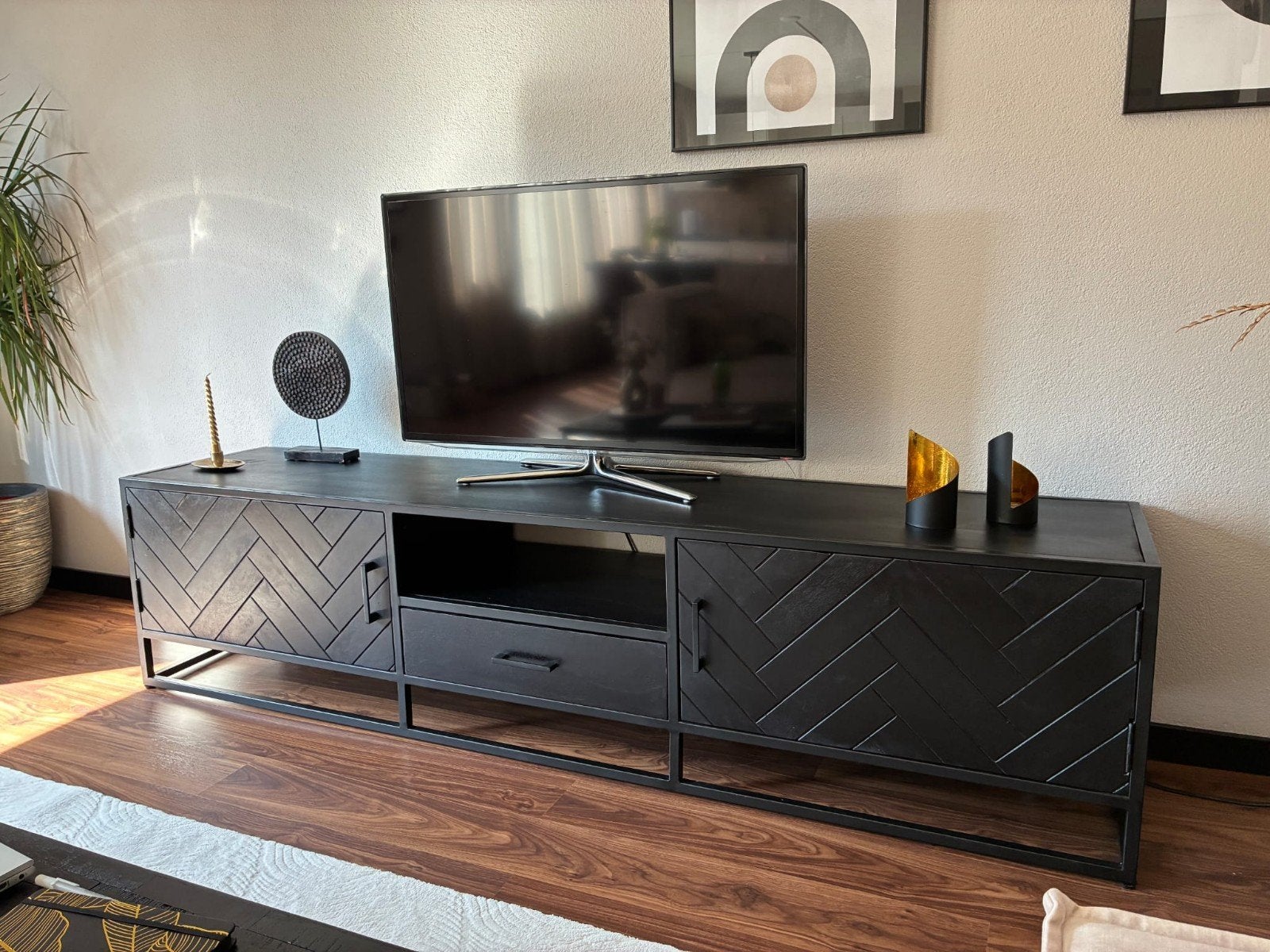 Zwart TV-meubel met Visgraatpatroon - Mangohout - 210x45x50, Huis en Inrichting, Kasten | Televisiemeubels, Overige houtsoorten
