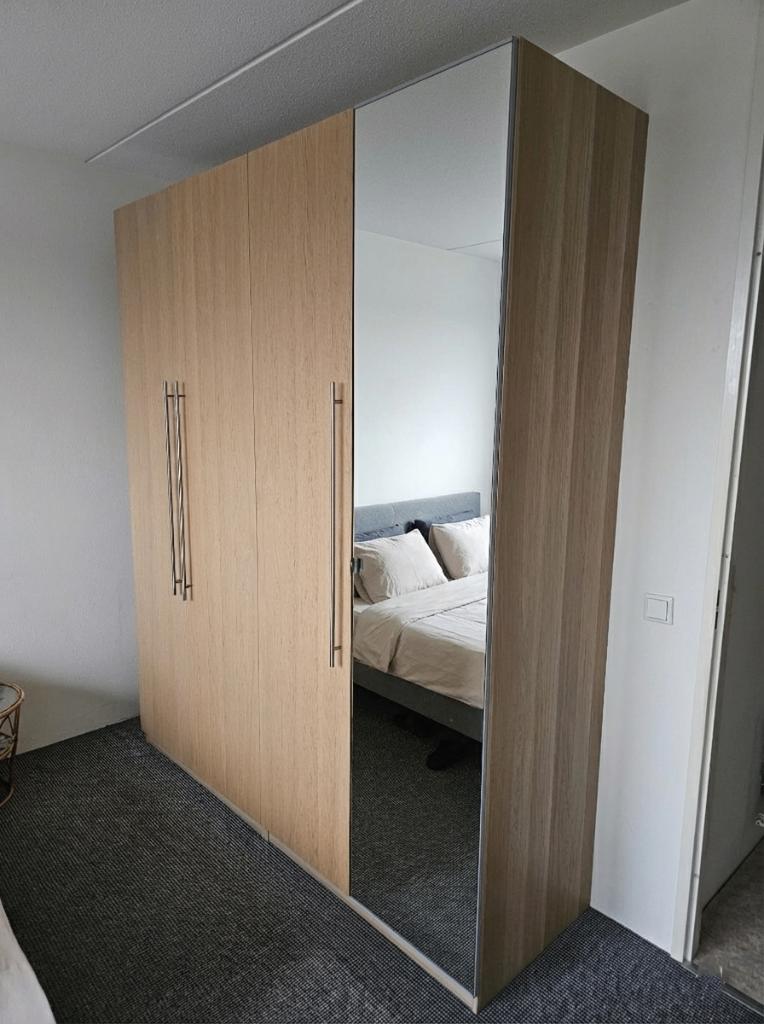 Modern 4-Door Wardrobe with Mirror, Huis en Inrichting, Kasten | Kledingkasten, Zo goed als nieuw, 200 cm of meer, 150 tot 200 cm