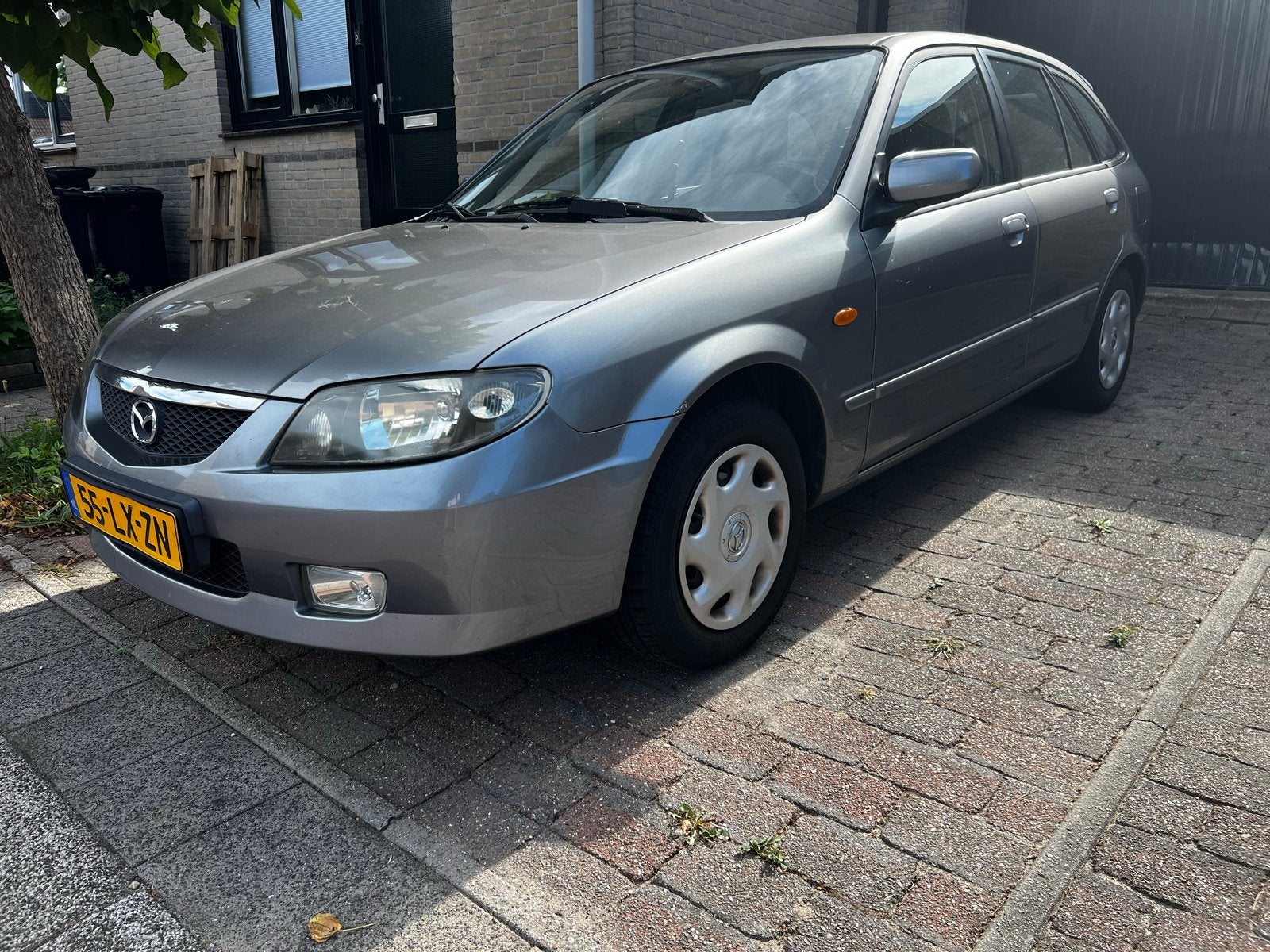 Mazda 323 1.6 F Touring AUT 2003 Grijs, Stof, Elektrische ramen, 400 kg, 49 €/maand