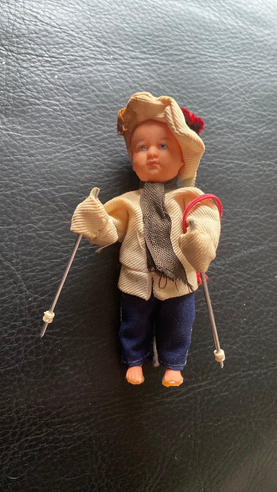 VINTAGE CELLULOID POPPETJE (10cm) MET SKISTOKKEN., Ophalen of Verzenden, Zo goed als nieuw