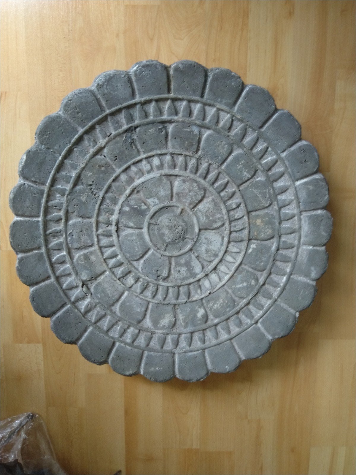 PTMD schaal van beton, bloemvorm, groot: 45 cm doorsnede., Huis en Inrichting, Woonaccessoires | Schalen en Manden, Schaal, Rond