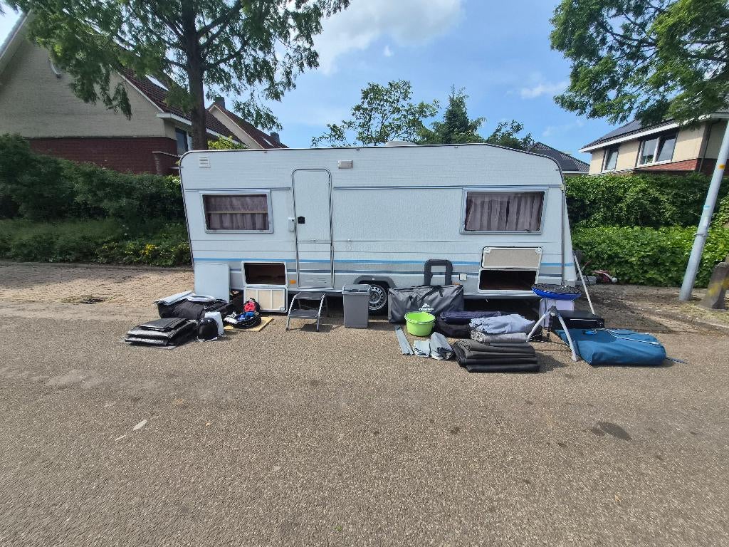 Caravan Knaus Azur compleet met voortent, luifel en extra's, 2 aparte bedden, Rondzit, Luifel, 750 - 1000 kg