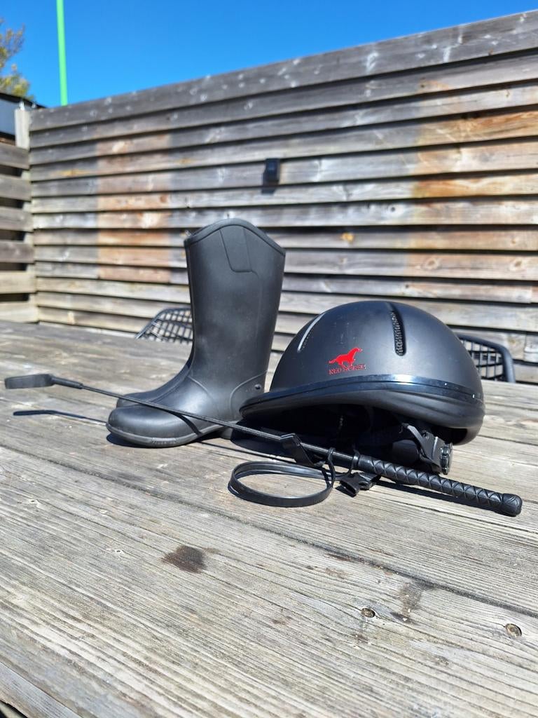 Cap, laarzen en zweepje, Ophalen, Dressuur, Cap