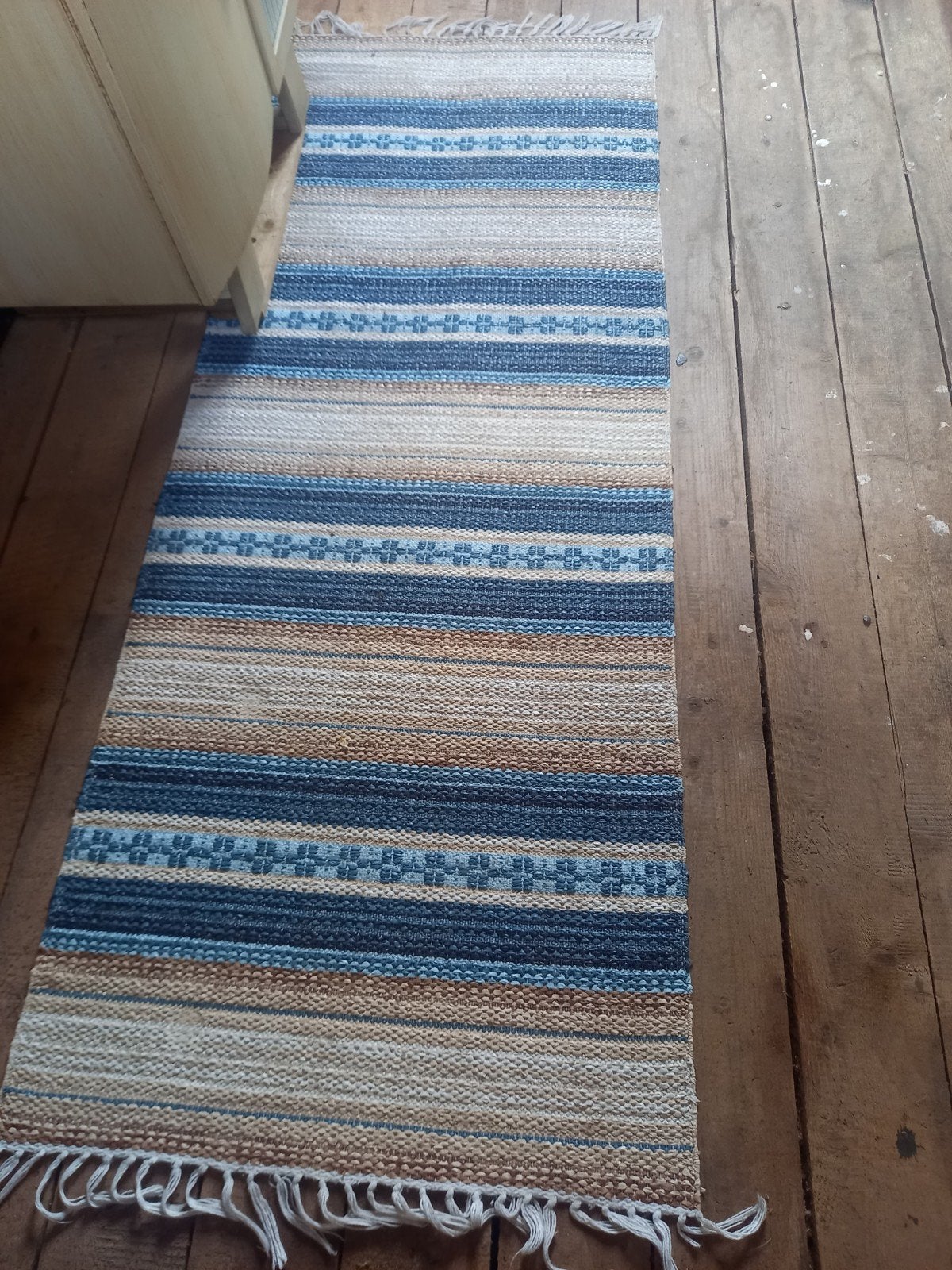 Zweeds plastmatta lopertje in blauw, room en zandkleur, Huis en Inrichting, Stoffering | Tapijten en Kleden, Gebruikt, Crème, Scandinavisch