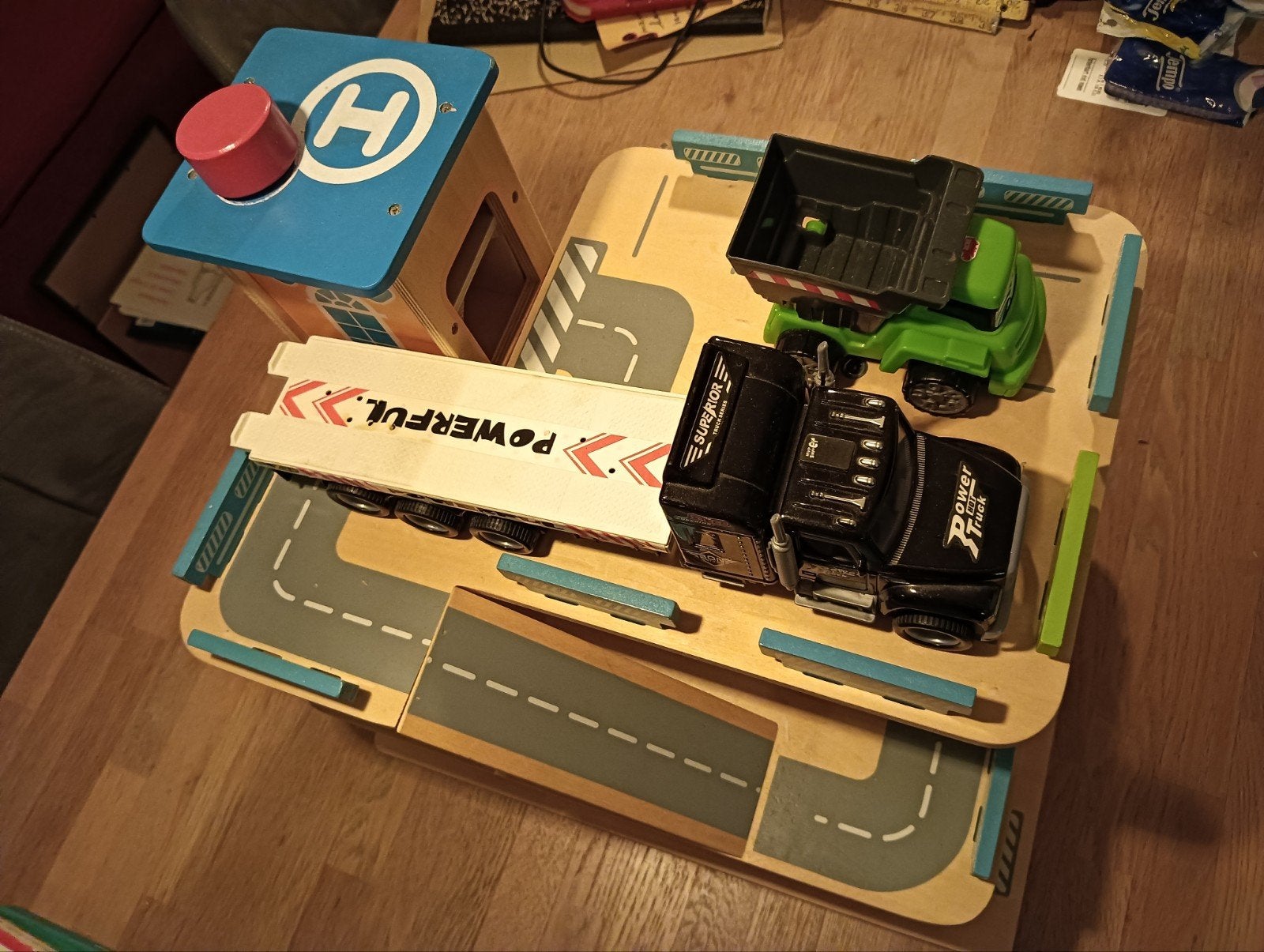 Houten parkeergarage met helikopterplatform en vrachtwagens, Ophalen of Verzenden, Gebruikt, Overige typen