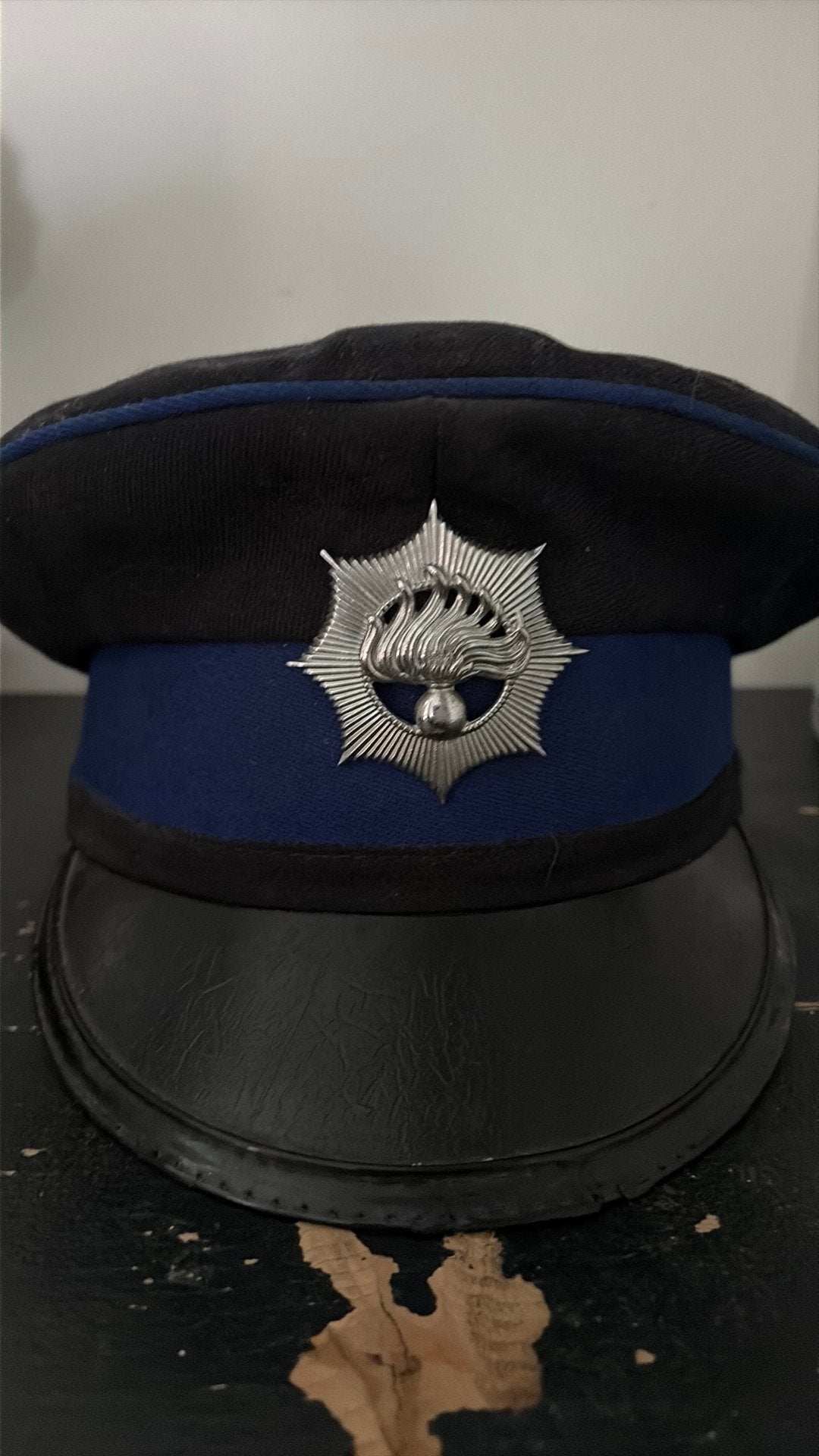 Originele Nederlandse Politiepet Jaren 80 Met krant uit 1983, Pet, Gedragen, One size fits all, Ophalen of Verzenden