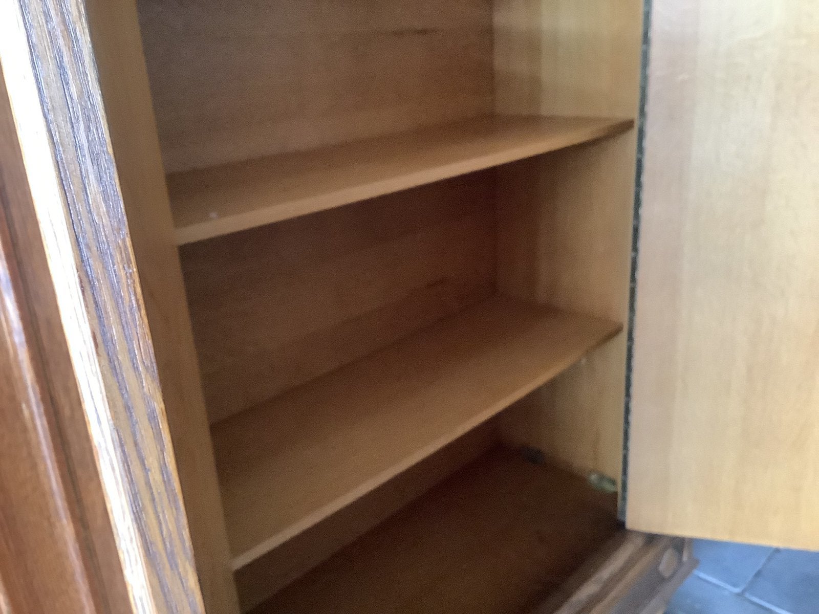 Foto 7 van Antieke Eiken Kast met Handgesneden Details