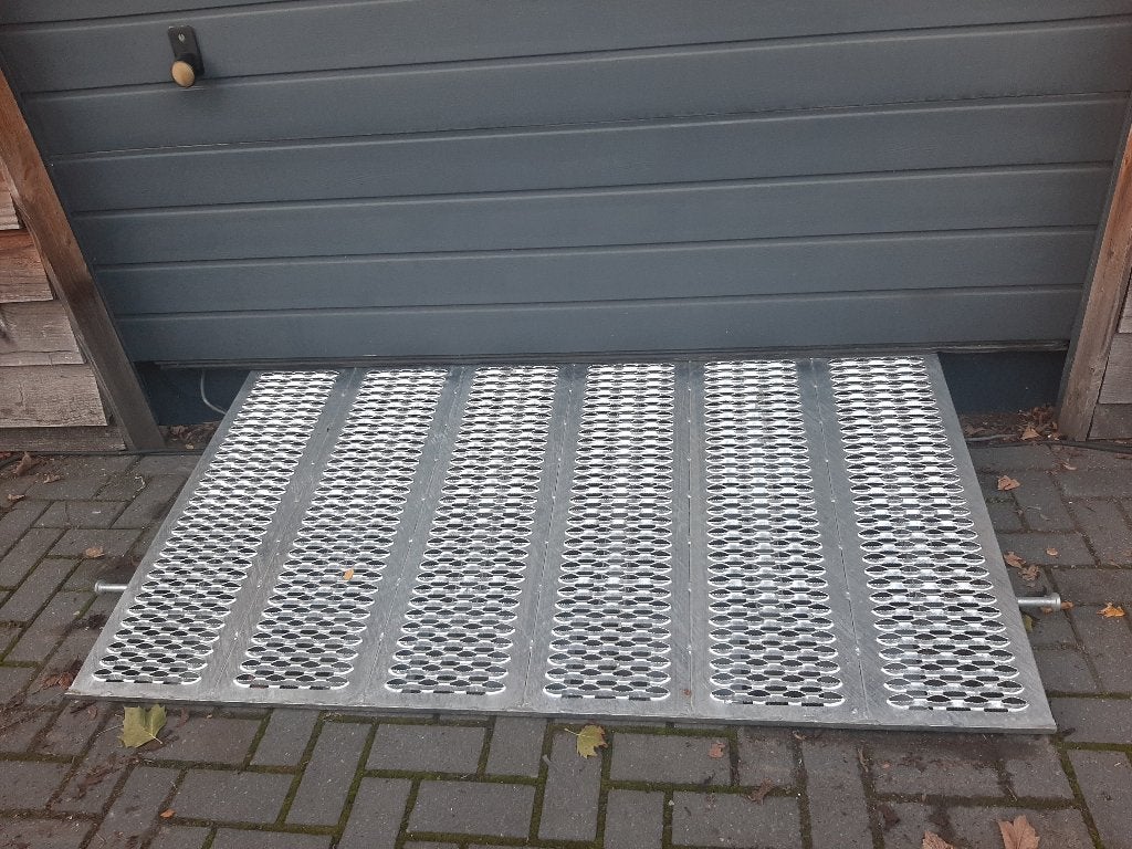 Zware gegalvaniseerde oprijplaat., Ophalen, Zo goed als nieuw