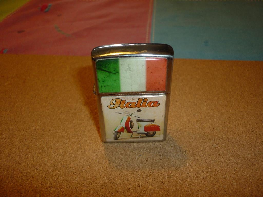 Metalen aansteker met een Italiaanse thema in goede staat, Ophalen of Verzenden, Zo goed als nieuw, Aansteker