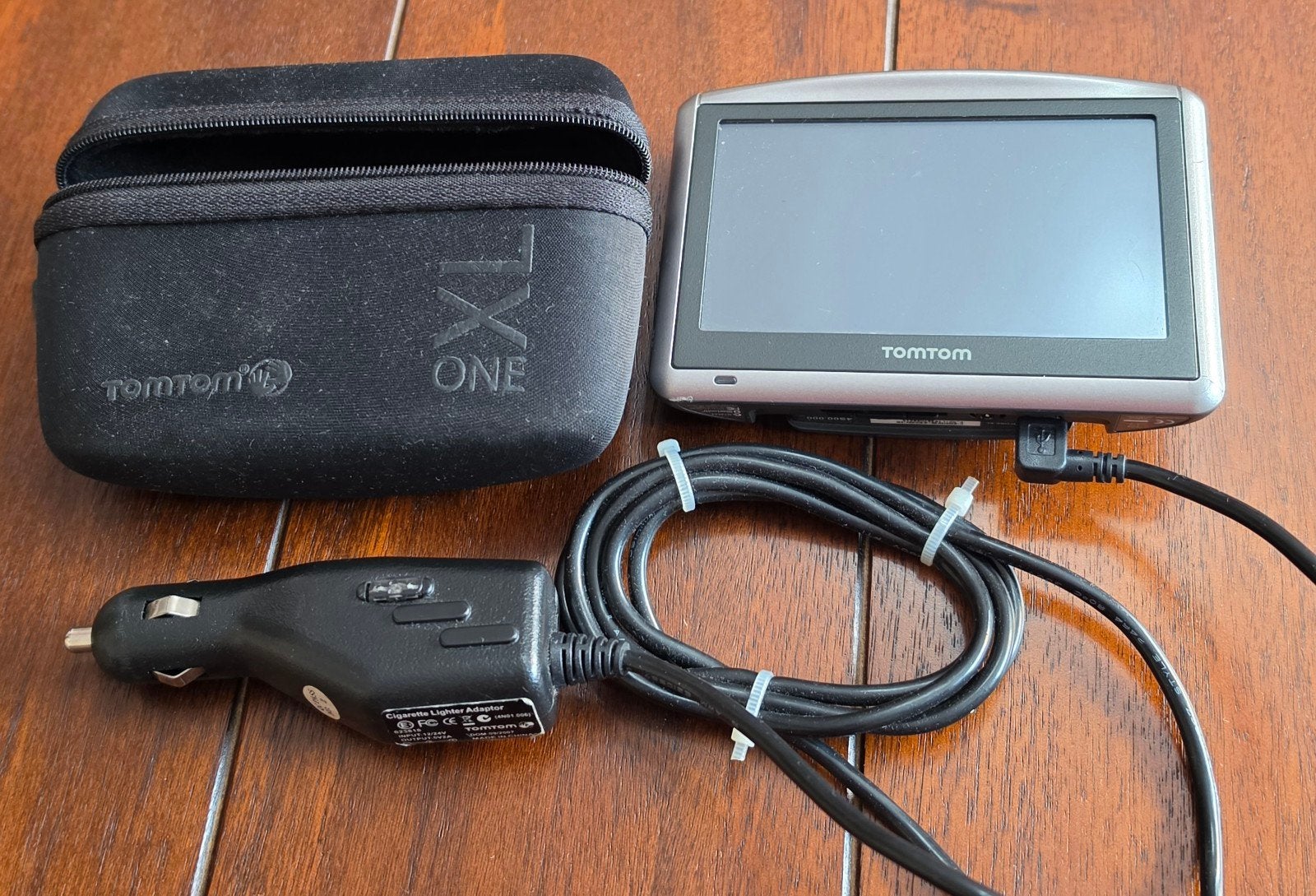 TomTom ONE XL Navigatiesysteem met hoes en lader, Auto diversen, Autonavigatie, Ophalen of Verzenden, Gebruikt