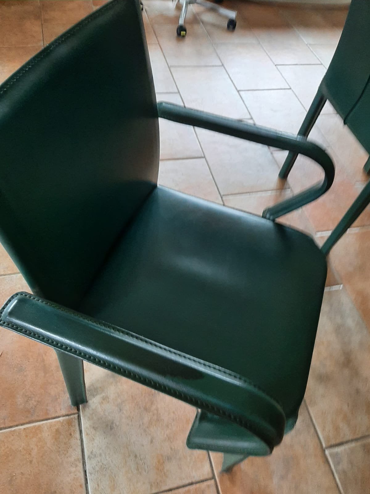 Foto 6 van Glazen tafel met 6 leren stoelen