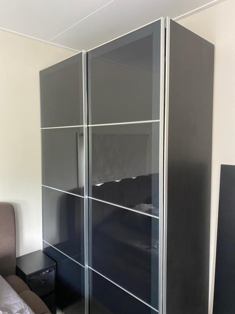 IKEA PAX MET GLAZEN SCHUIFDEUREN grijs/zwart. 236x150x60, Ophalen, 50 tot 75 cm, Glas, 200 cm of meer