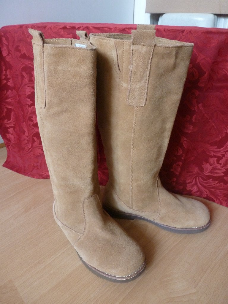 Suede laarzen - maat 39 - licht bruin / beige - NIEUW, Kleding | Dames, Schoenen, Hoge laarzen, Beige, Nieuw, Ophalen of Verzenden