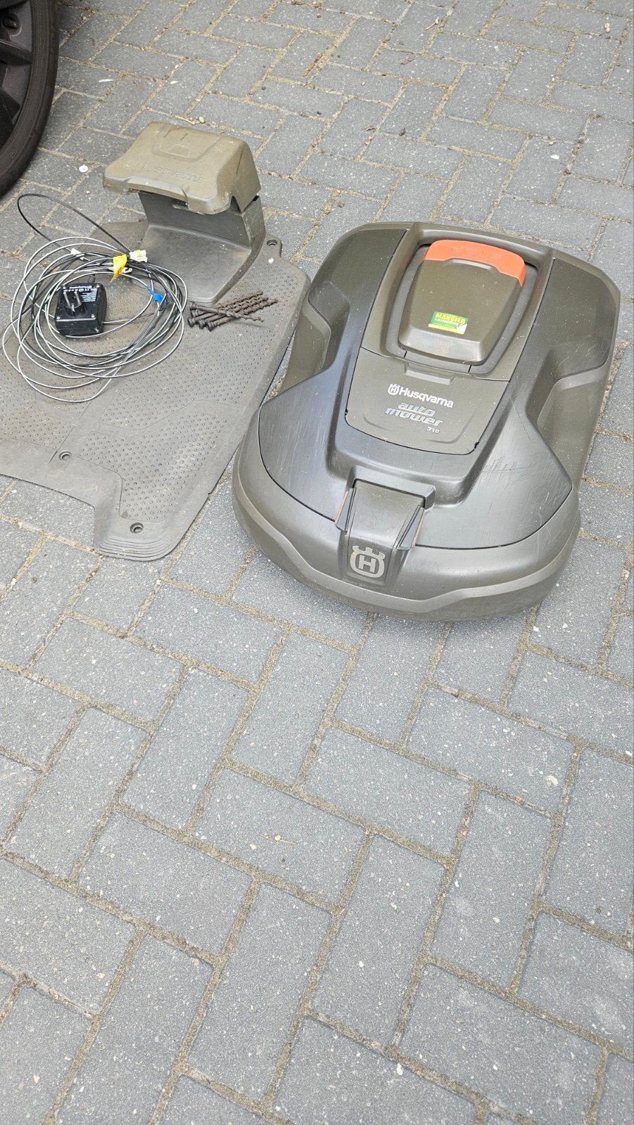 Husqvarna Automower 310 Robotmaaier - Goede Staat, Ophalen, Gebruikt, Bestuurbaar via app, 20 tot 25 cm