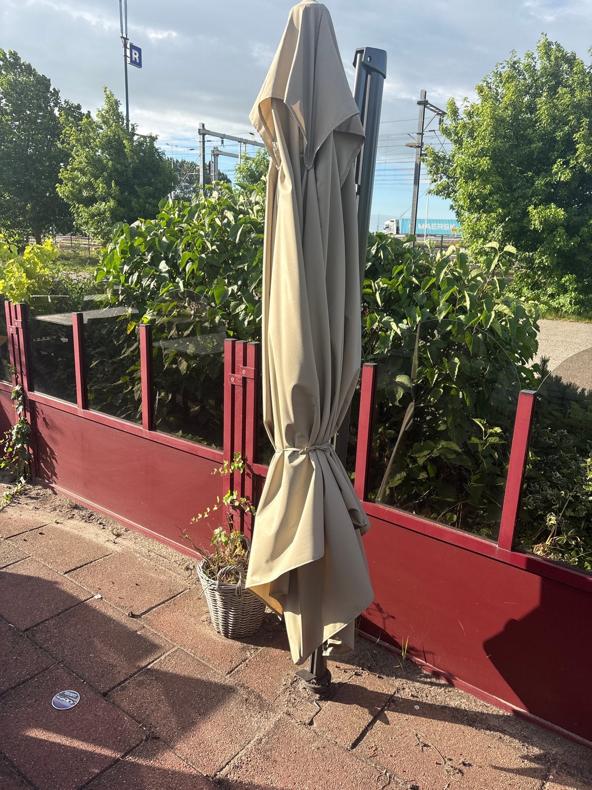 Zweefparasol beige - Grote schaduw, goede staat, Tuin en Terras, Parasols, Ophalen, 2 tot 3 meter, Zweefparasol, Verstelbaar