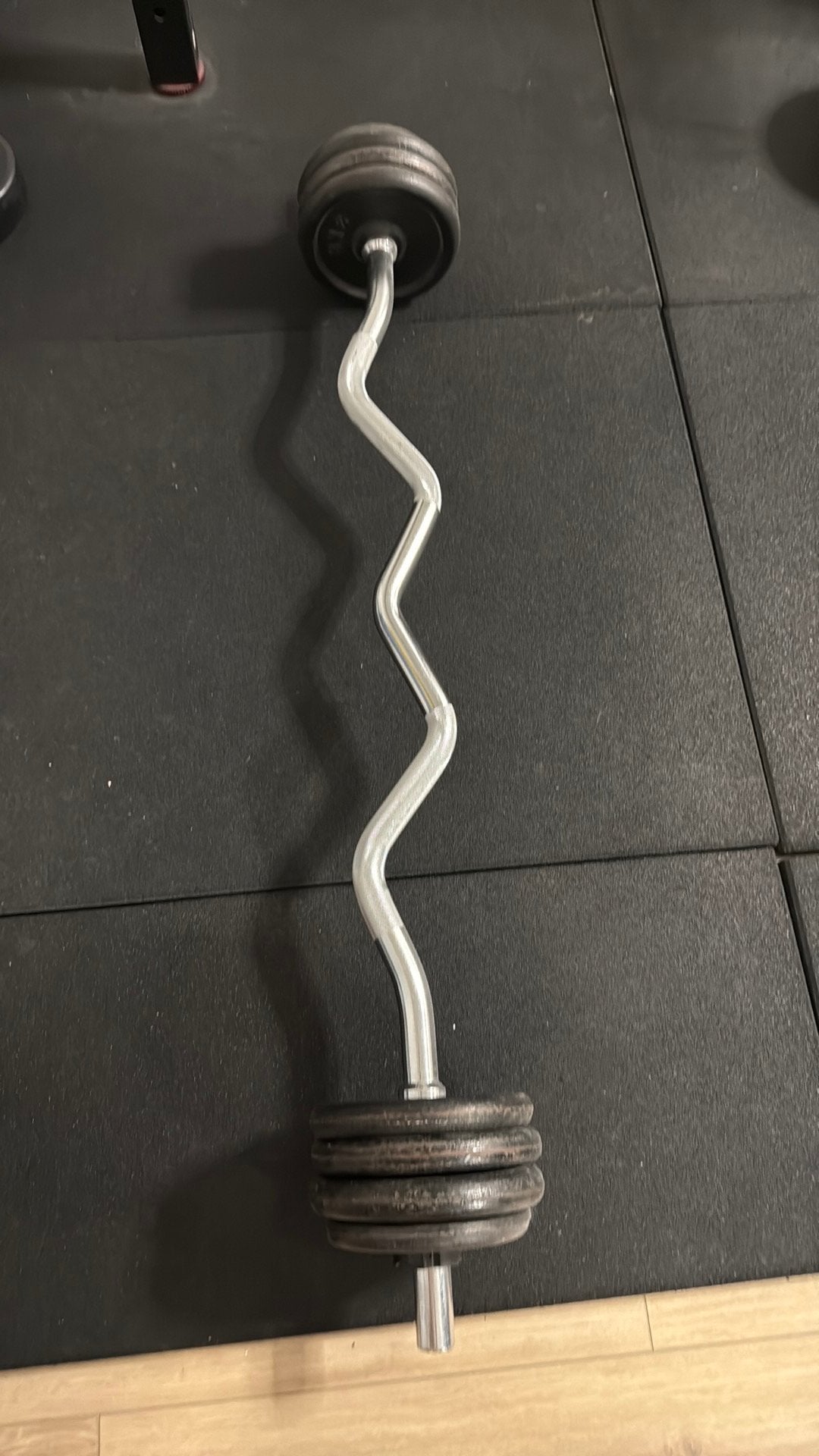 Curl stang met 22 kg gewichten en een slotjes, Sport en Fitness, Fitnessmaterialen, Ophalen, Zo goed als nieuw, Halterschijven