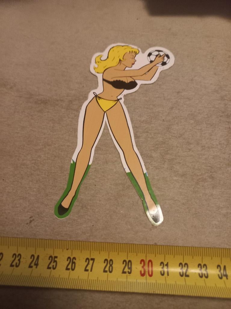 Pin-up met bal, Verzamelen, Stickers, Ophalen of Verzenden