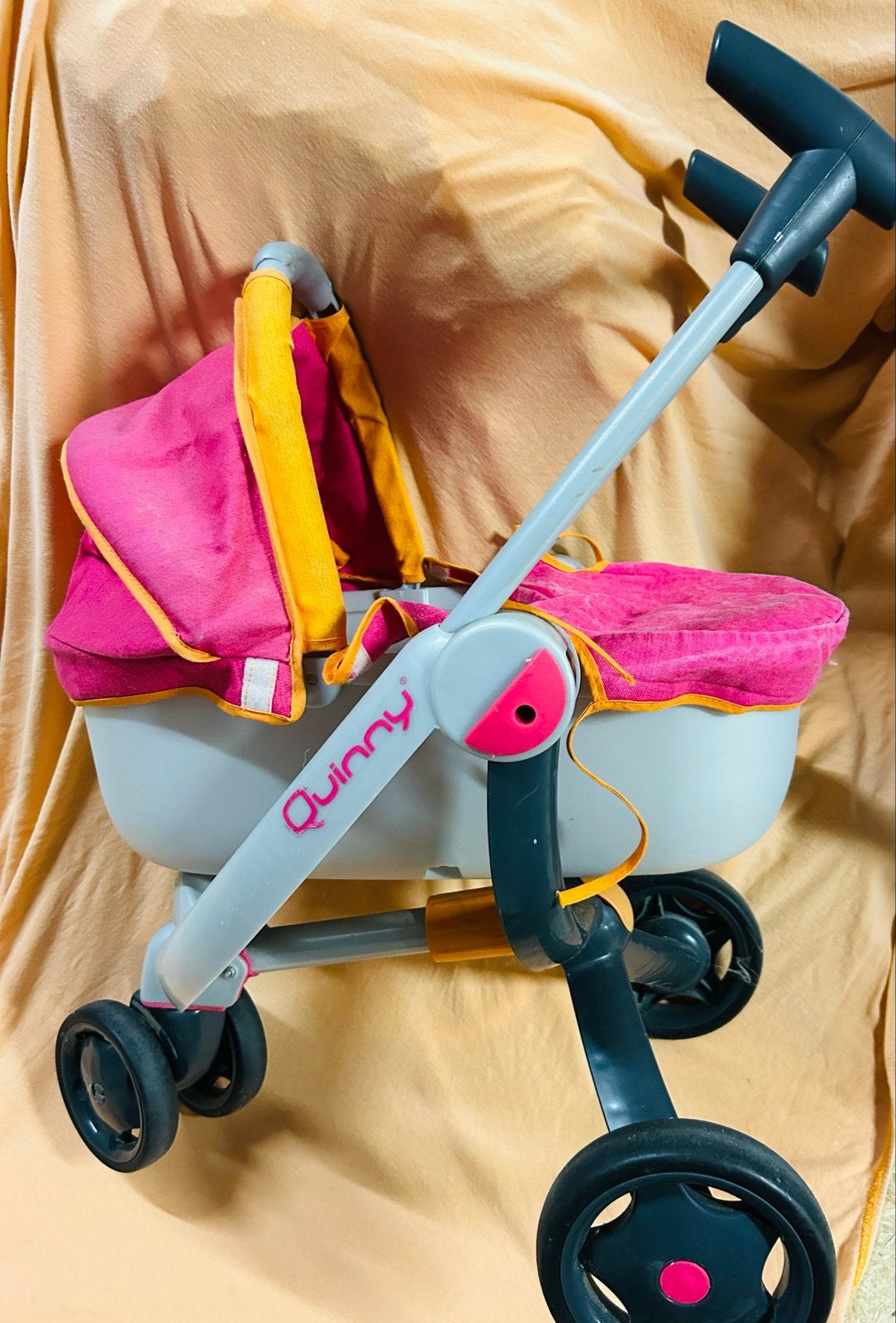 Quinny poppenwagen met pop en kleertjes, Ophalen of Verzenden, Gebruikt, Babypop