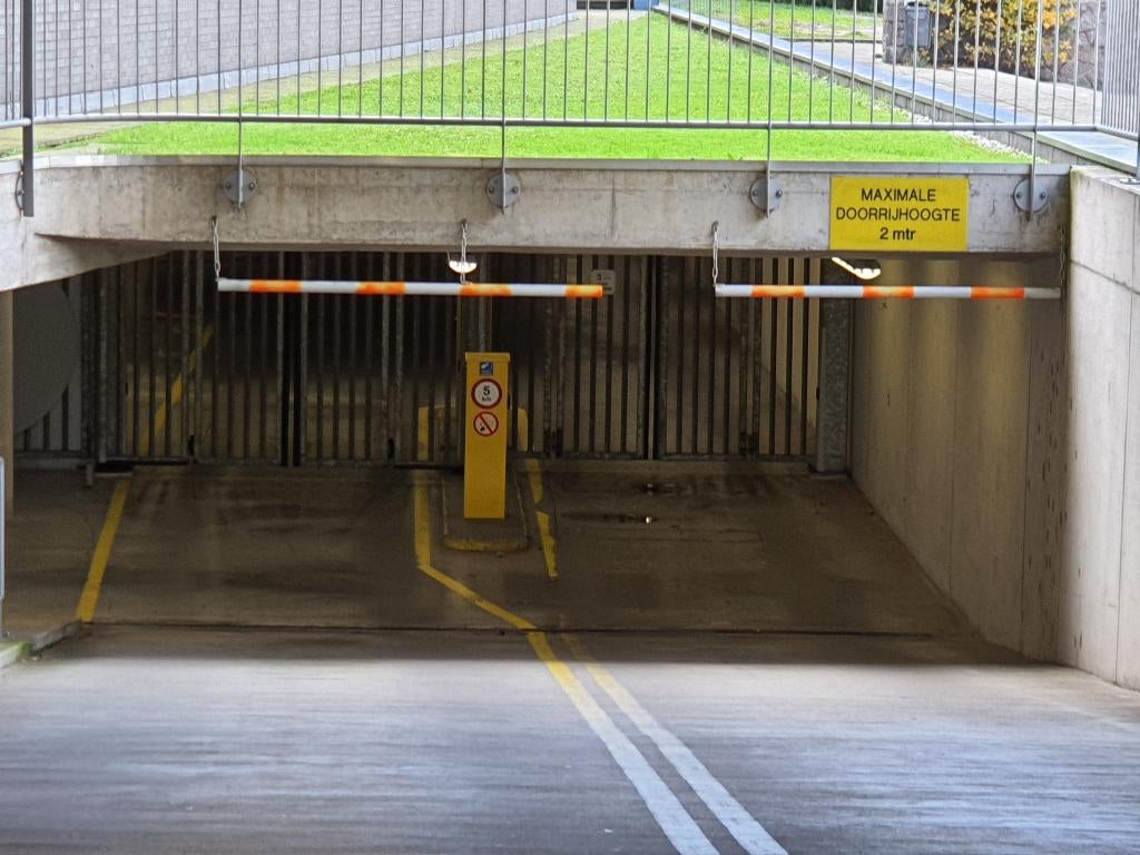 TE HUUR Parkeerplaats in Amsterdam Buitenveldert, Huizen en Kamers, Garages en Parkeerplaatsen, Amsterdam